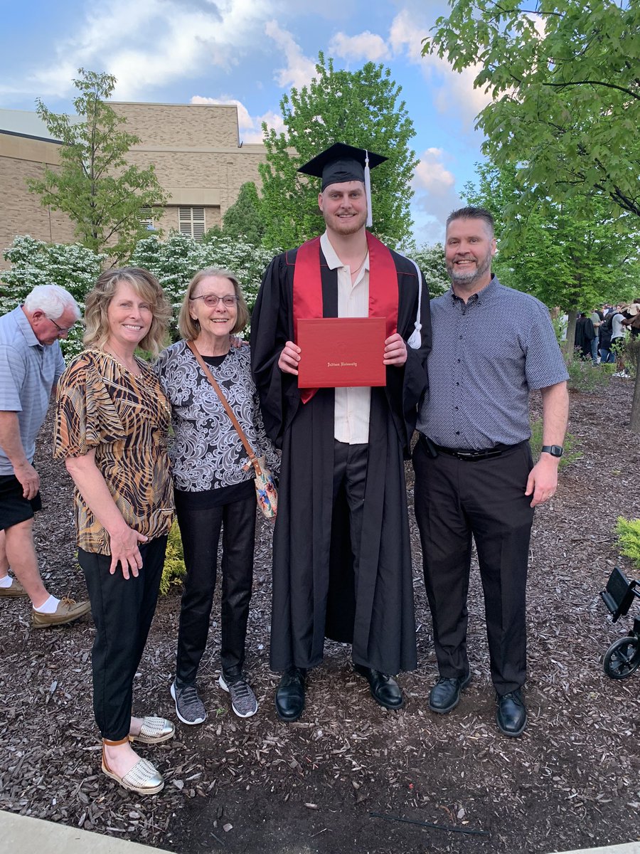 everett_barker's tweet photo. Congrats to Khori on his graduation last night as well as graduation with honors. Very proud of you as you start your next step in life. You will do great! https://t.co/ivAWWolteM