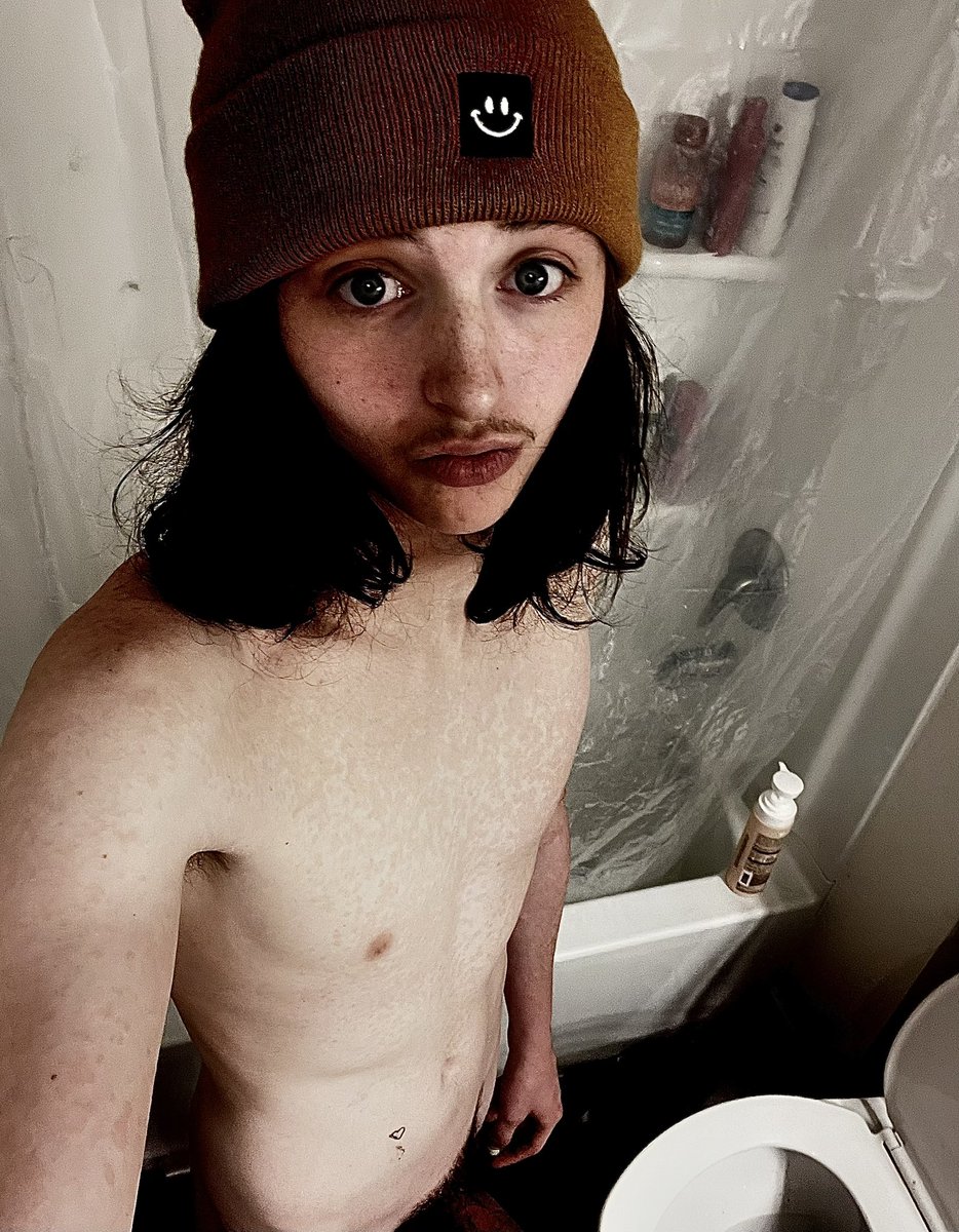 goodmorning from your favorite blue eyed boy, say hi for a naughty pic in your dms ;)