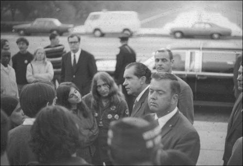 #OTD 1970: Five days after the shootings at #KentState, President #RichardNixon took a late night visit to the Lincoln Memorial and chatted with antiwar protesters who had begun to gather for a demonstration. washingtonian.com/2016/05/17/ric… … #USHistory