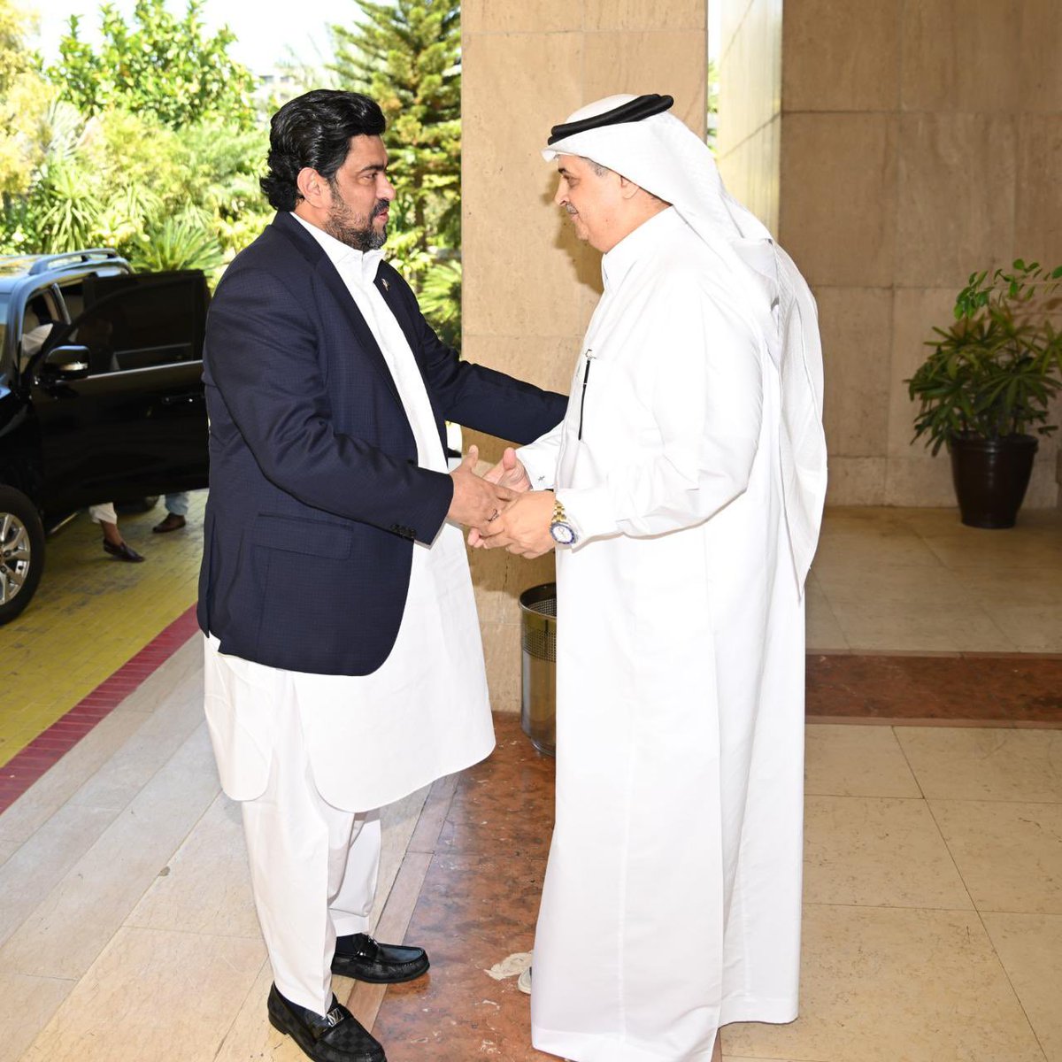 #اسلام_آباد | استقبل سعادة السفير @AmbassadorNawaf حاكم إقليم السند كامران تيسوري، جرى خلال اللقاء تبادل الأحاديث الودية وبحث المواضيع ذات الاهتمام المشترك.