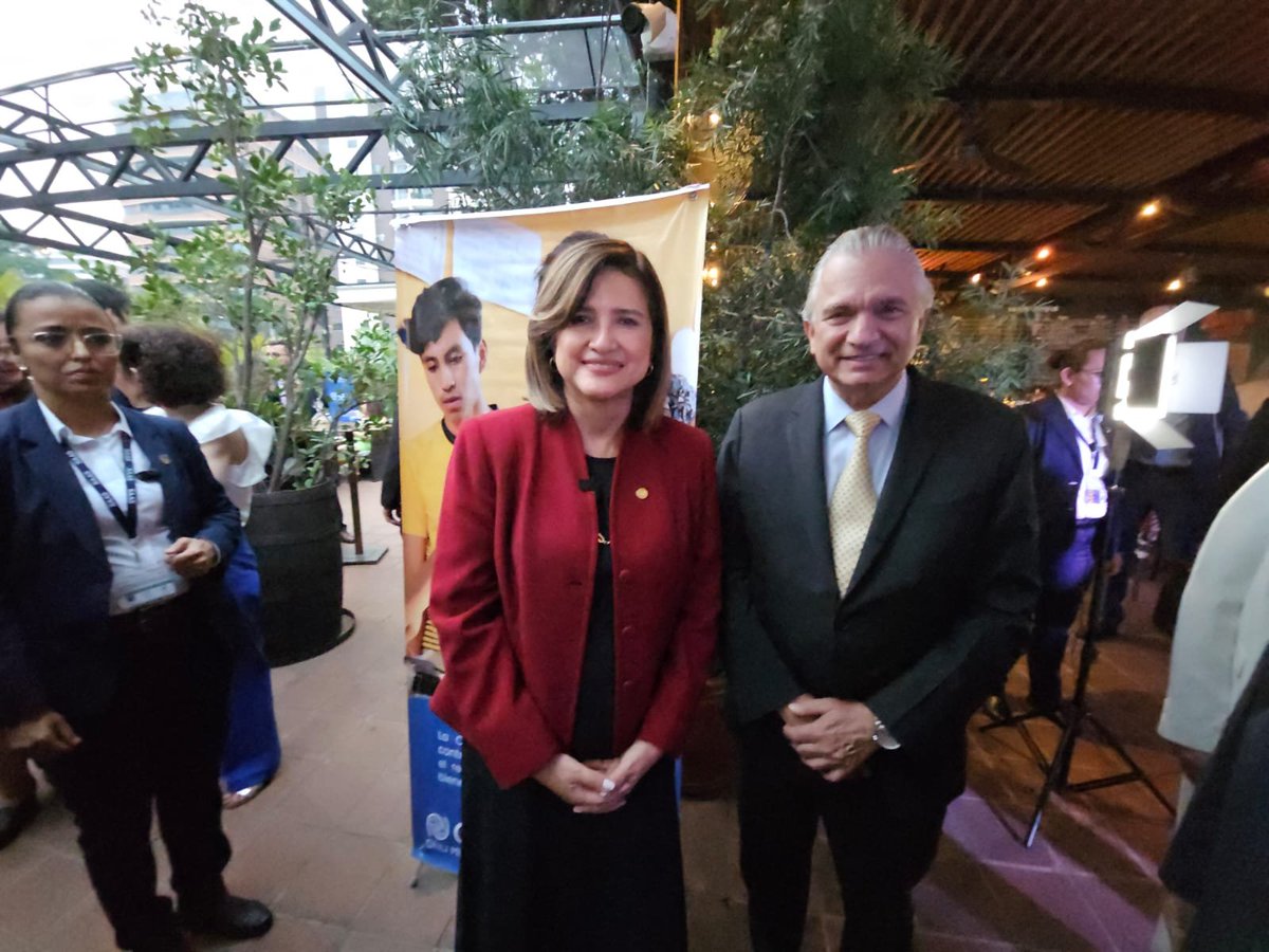 El ministro de Relaciones Exteriores, Arnoldo André, conversó con la vicepresidenta de Guatemala, @KarinHerreraVP Ambos expresaron la voluntad de seguir fortaleciendo los estrechos lazos de amistad entre Costa Rica y Guatemala @MinexGt