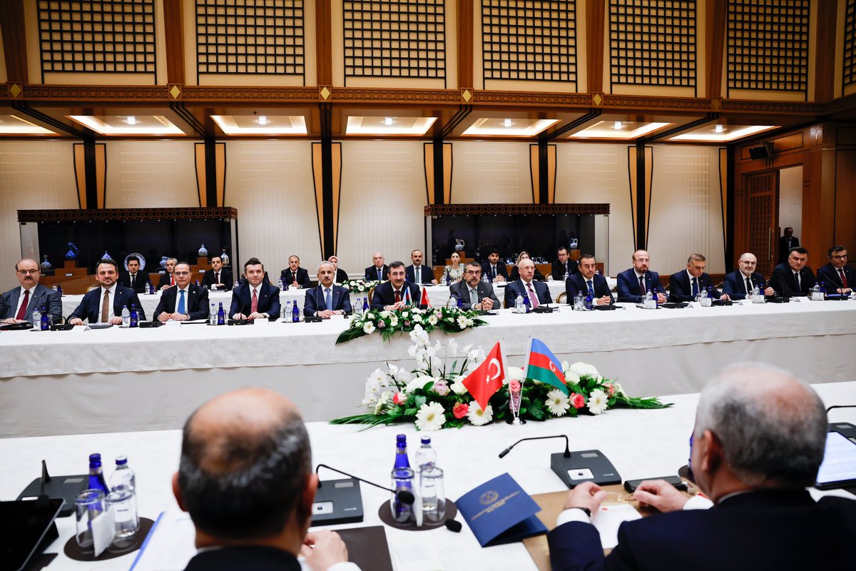 📍Cumhurbaşkanlığı Külliyesi Cumhurbaşkanı Yardımcımız @_cevdetyilmaz ve Azerbaycan Başbakanı Ali Asadov Başkanlığında Türkiye–Azerbaycan 11.Dönem Karma Ekonomik Komisyon toplantısı sona erdi. İmzalanan 120 maddelik Eylem Planı ile işbirliğimiz daha da güçlenecek🇹🇷🤝🇦🇿