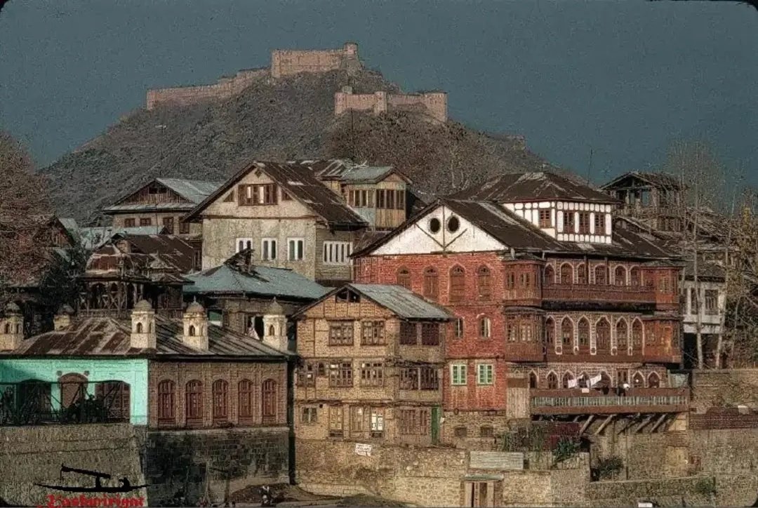 Downtown - The Old City, Srinagar.

📆 1992