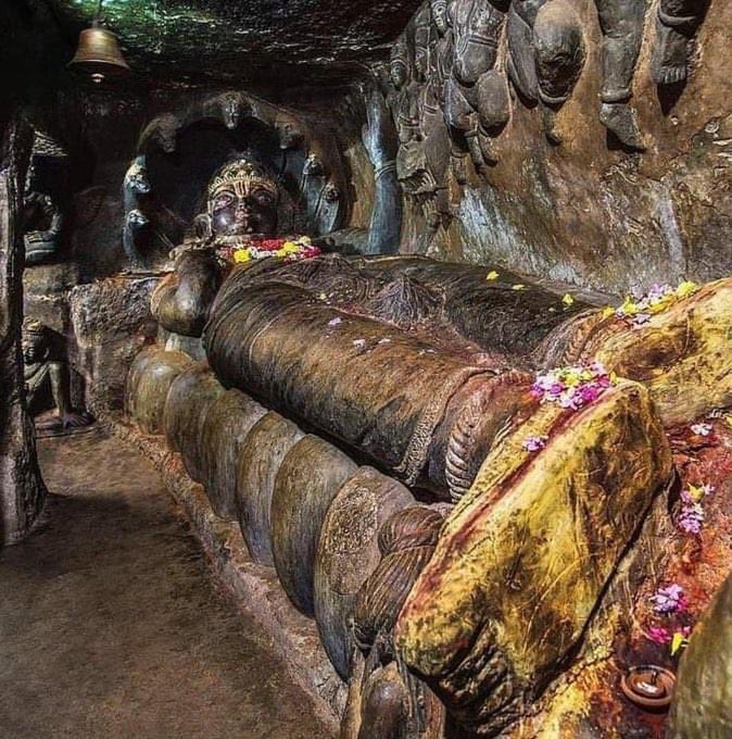 KalaForTemples's tweet image. Around 1600 years old monolithic reclining Sculpture of Lord Vishnu at Undavalli Caves. The caves are located south west of Vijayawada, 22 km north east of Guntur City of AndhraPradesh

Undavalli caves is a four storey rock cut temple. The second storey has a pillared rectangular