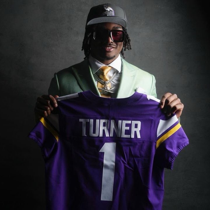 #Vikings DC Brian Flores on who Dallas Turner reminds him of:

“Dont'a Hightower. Big, fast, physical, great traits and intangibles, leadership. I would say he's probably a little faster than Hightower.'