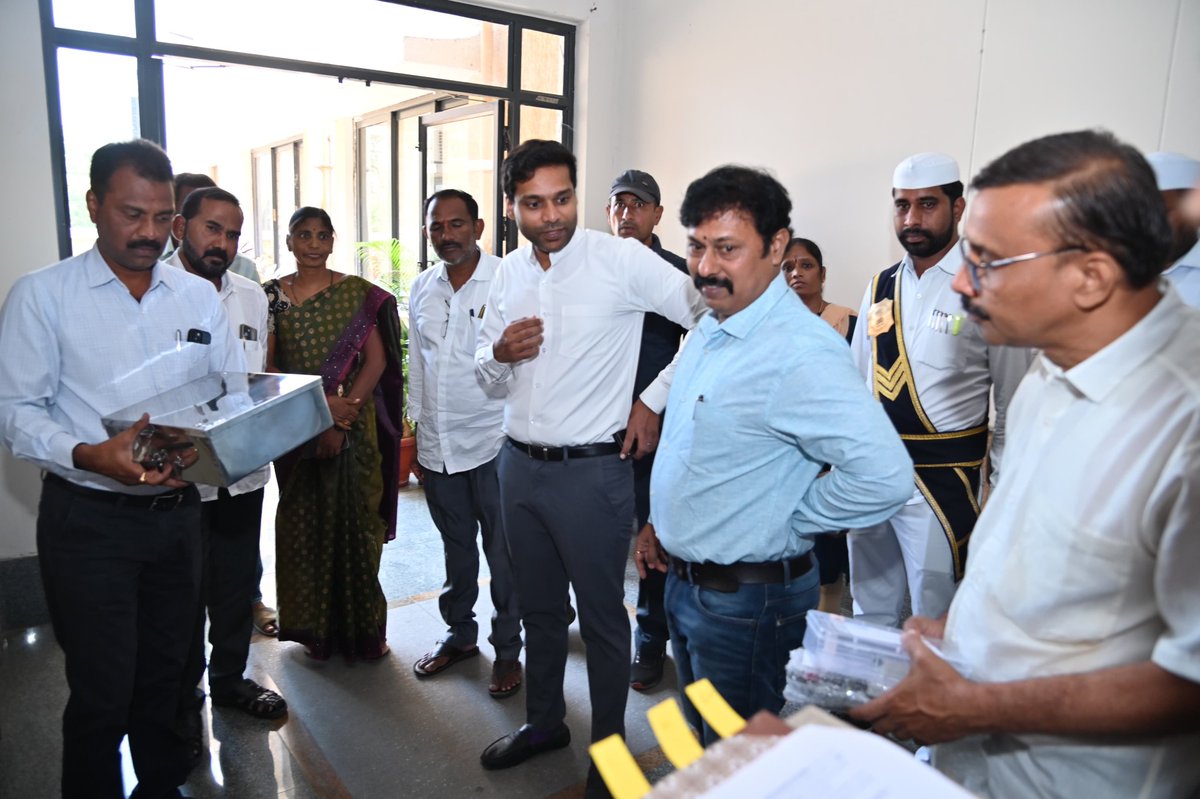 Collector_PDPL's tweet photo. సింబల్ లోడింగ్ యూనిట్లను వివిధ రాజకీయపార్టీల ప్రతినిధుల సమక్షంలో స్ట్రాంగ్ రూంలో భద్రపరుచుట

జేఎన్టీయూ కళాశాలలో స్ట్రాంగ్ రూమ్, కౌంటింగ్ సెంటర్ కొరకు చేయవలసిన ఏర్పాట్లను పరిశీలించి పలు సూచనలు చేసిన పెద్దపల్లి పార్లమెంట్ ఎన్నికల రిటర్నింగ్ అధికారి, జిల్లా కలెక్టర్ ముజమ్మిల్ ఖాన్
@CEO_Telangana