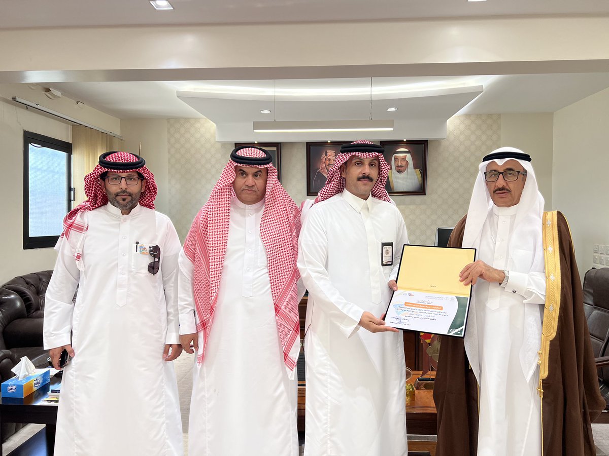 r334k's tweet photo. سعادة محافظ #رياض_الخبراء أ: فهد بن حسن السلطان يكرم الجهات المشاركة في فعالية الأسبوع العالمي للبيئة تحت شعار #تعرف_بيئتك ٢٠٢٤ .
وأكد محافظ #رياض_الخبراء على تكثيف الفعاليات البيئية حتى تحقق المحافظة مستهدفات مبادرة السعودية الخضراء. https://t.co/IWq32WXqql