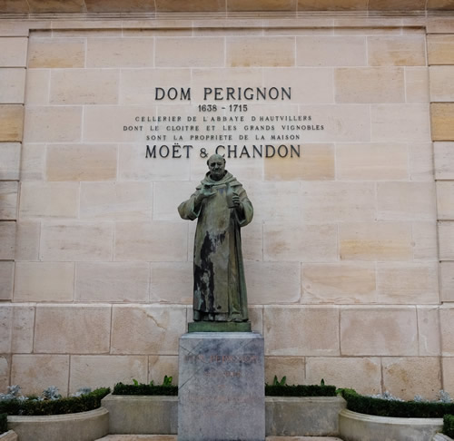 🥂💖 Visit the esteemed Moët & Chandon cellars. Learn about the champagne-making process and enjoy premium tastings. #MoetChandon #ChampagneTour #LuxuryTravel 👉 Sip on luxury—book your Champagne tour! linkparis.com/moet-tour-from…