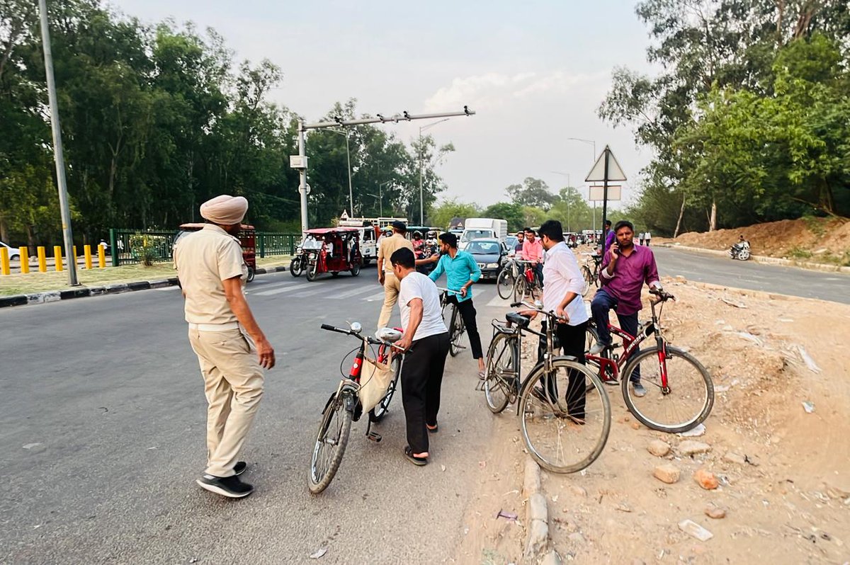 #roadsafetyawareness drive was conducted at Poultry farm Chowk and Hallomajra Light Point  CHD, for the Citizens about Traffic rules & regulations, special emphasis was given on:-
* Importance of wearing proper safety headgear (#helmet), 
* affixing #reflectivetape on helmets for