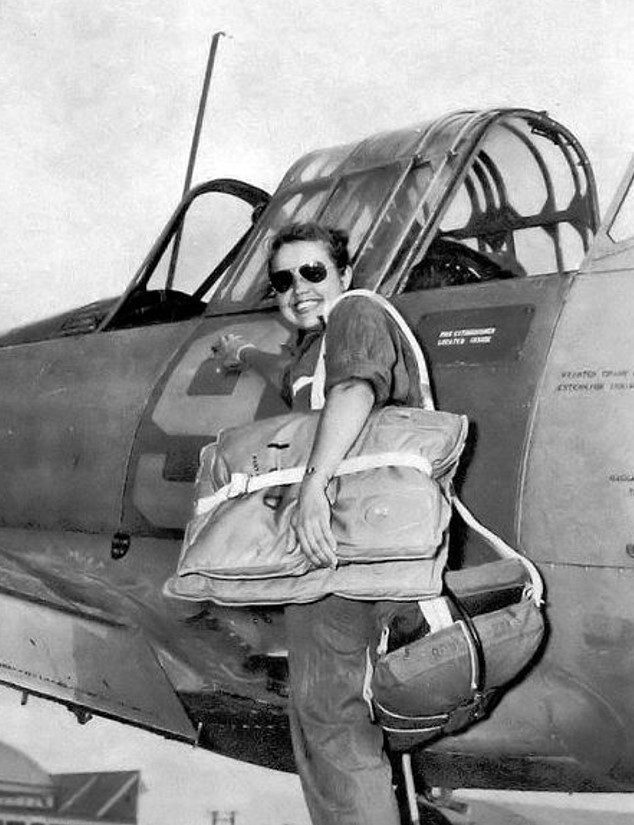 The Joy of Flight an unknown #WASP trainee and her “booster-seat” ready to board her BT-13 Valiant. Do You Know Her? #Aviation #Museum #Oregon @WomenInAviation @WomenMilAv8rs @WomenAtWar2 @WomenOfAviation @FlyingIsFemale #womenpilots #FlyGirls @WomenintheAir