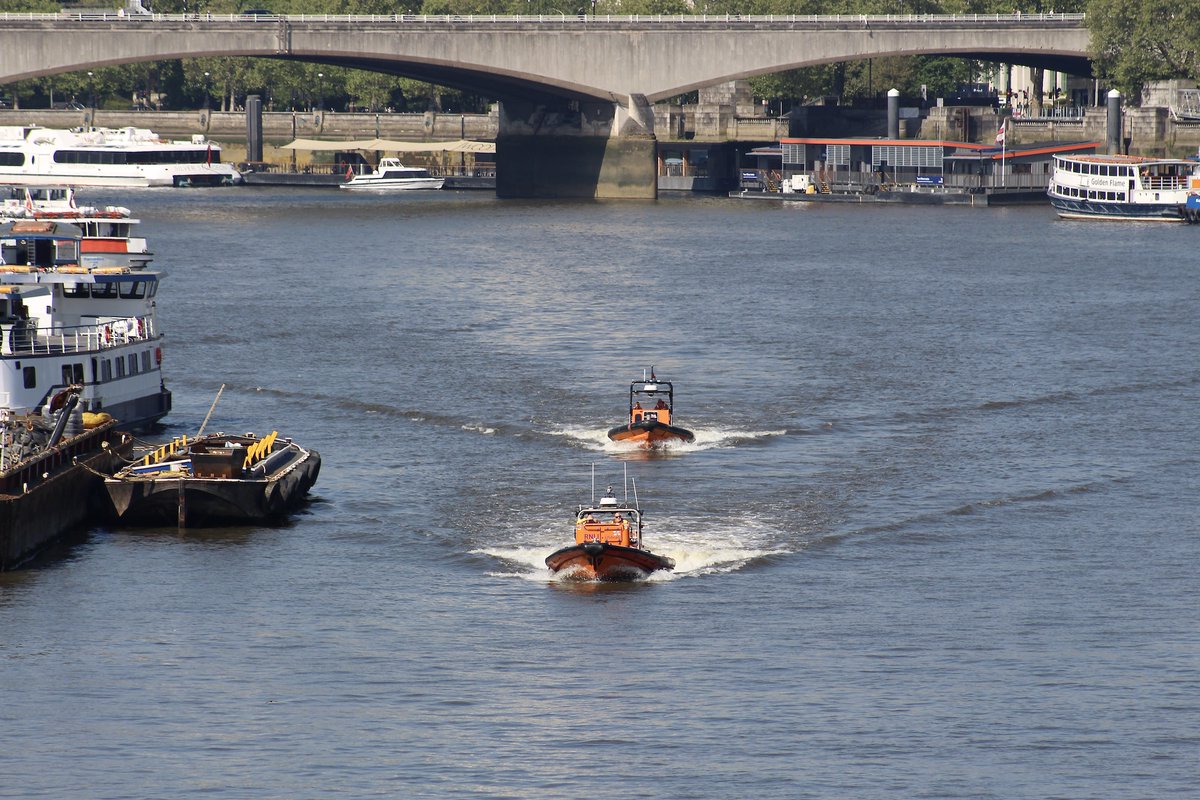 Tower RNLI boats HURLEY BURLY and HEARN MEDICINE CHEST heading towards Blackfriars Bridge this morning. @TowerRNLI