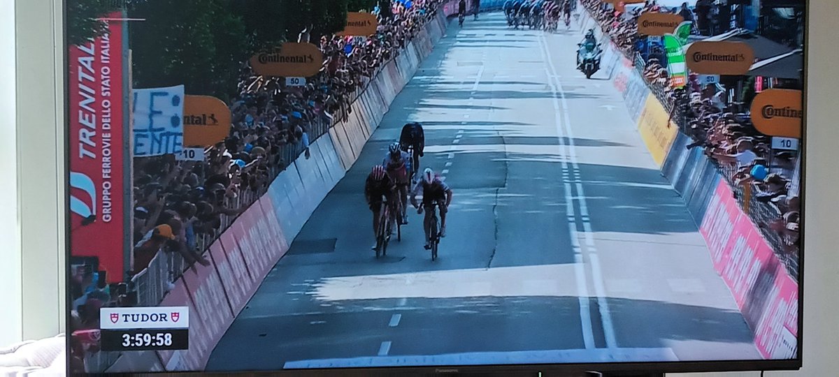 BREAKAWAY WINS! BREAKAWAY WINS! The sporting equivalent of flicking the Vs at the local toffs. #magnifico @giroditalia