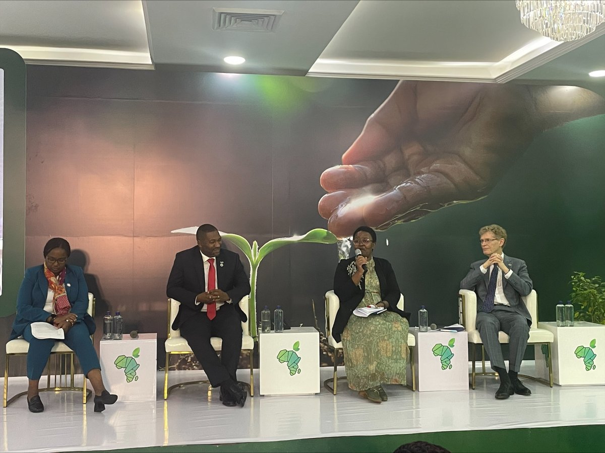 🌱At the #AFSH24 summit, @lmsibanda, CGIAR System Board Chair, highlighted the need to focus on soil health for sustainable food systems. CGIAR is dedicated to partnering with African partners to tackle soil health challenges. 🔗 on.cgiar.org/3UmRLiJ #OneCGIAR @CGIARAfrica