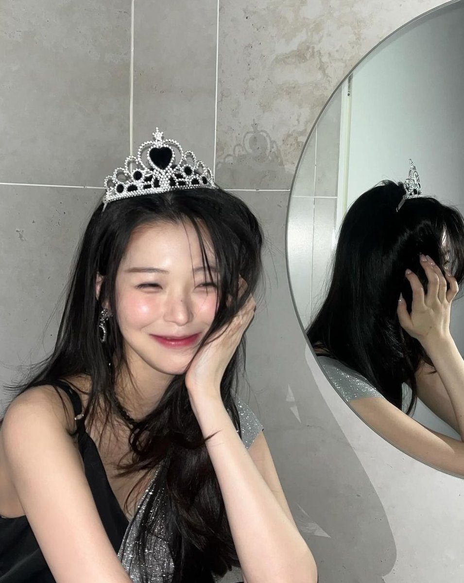 jiaheon's tweet photo. a majestic and regal appearance, with that crown and dress, i'm the epitome of royalty tonight 💅 https://t.co/GkWBrKZDkq
