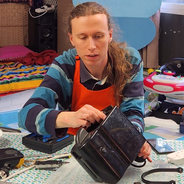 Join experts from @CamdFixFactory at a free fixing event! Bring broken electrical & textile items and learn how to fix them. @ThinkDoCamden @VeoliaUK 🗓 Thu 16th May, 3-6pm 📍Pear Tree Hall, Templar House, NW2 3TD Find out more and sign up: camden.gov.uk/fixanddo