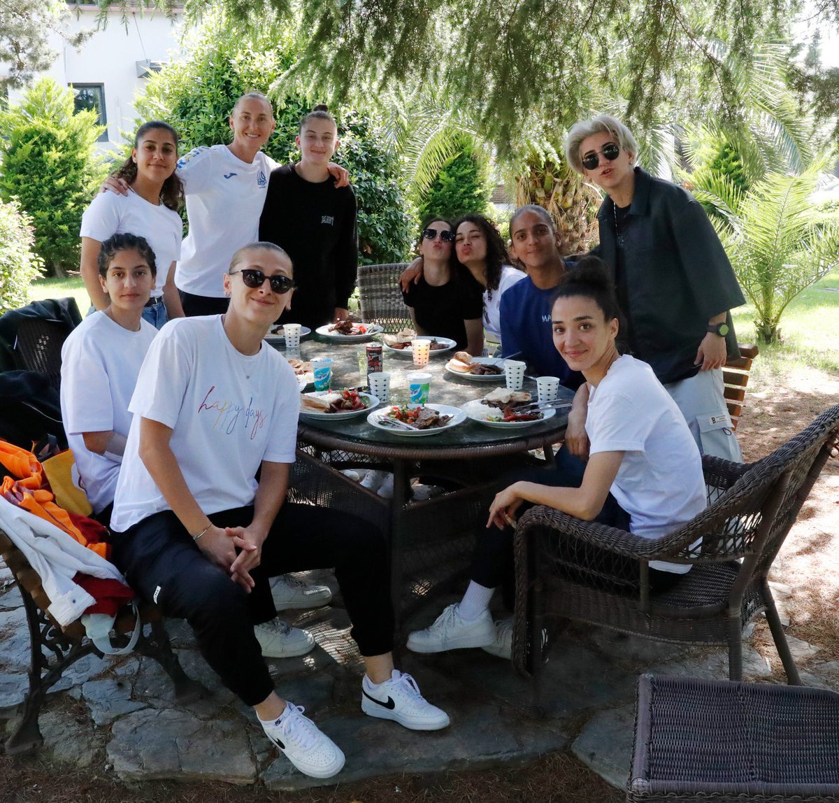 Şampiyon Takımımız, Florya Metin Oktay Tesisleri’nde gerçekleşen barbekü organizasyonunda bir araya geldi. Organizasyonda Teknik Direktörümüz Metin Ülgen, oyuncularımız ve teknik ekibimiz yer aldı.