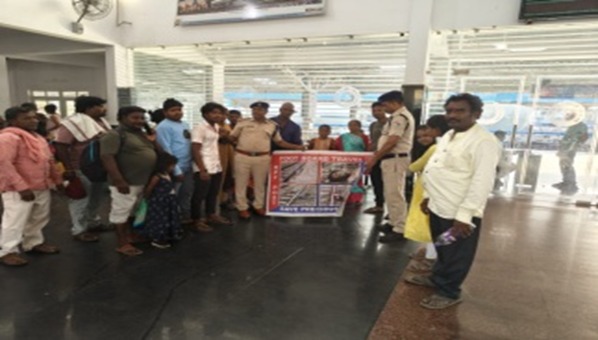 RPF/Rayagada conducted Awareness campaign  about Railway Help Line No.139, drugging, stone pelting on trains, footboard travelling, snatching, ACP, TOPB,  smoking, carrying inflammable articles , cattle run over etc
@RPF_INDIA,@rpfecor1,@DRMWaltairECoR