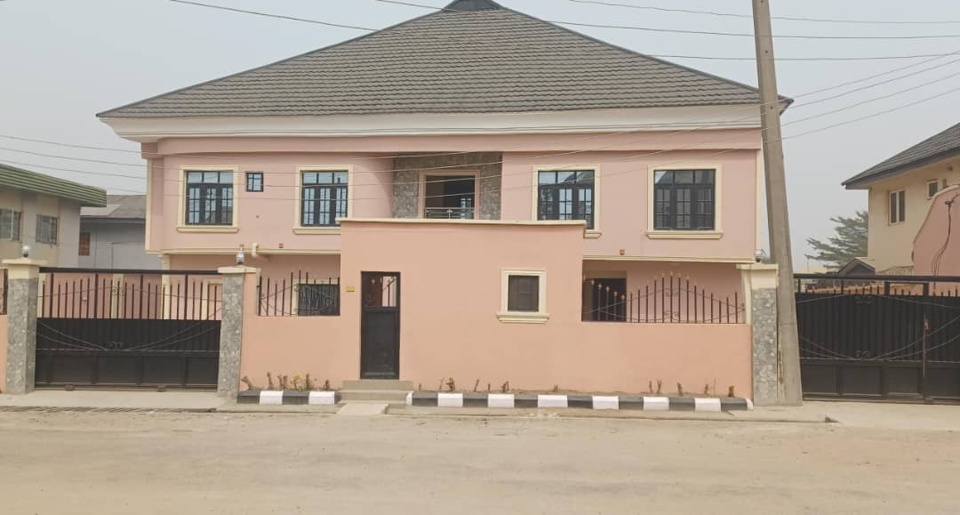 TO LET IN ABEOKUTA GRA*
 compound with Gate House. 
 N15m P.A