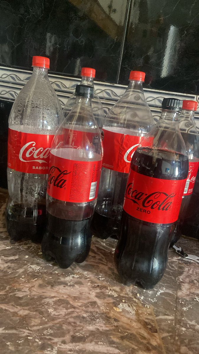 valen_reales's tweet photo. tengo una amiga que no toma el culo de las botellas y por ende LAS DEJA ASÍ https://t.co/q1wtg0pQri
