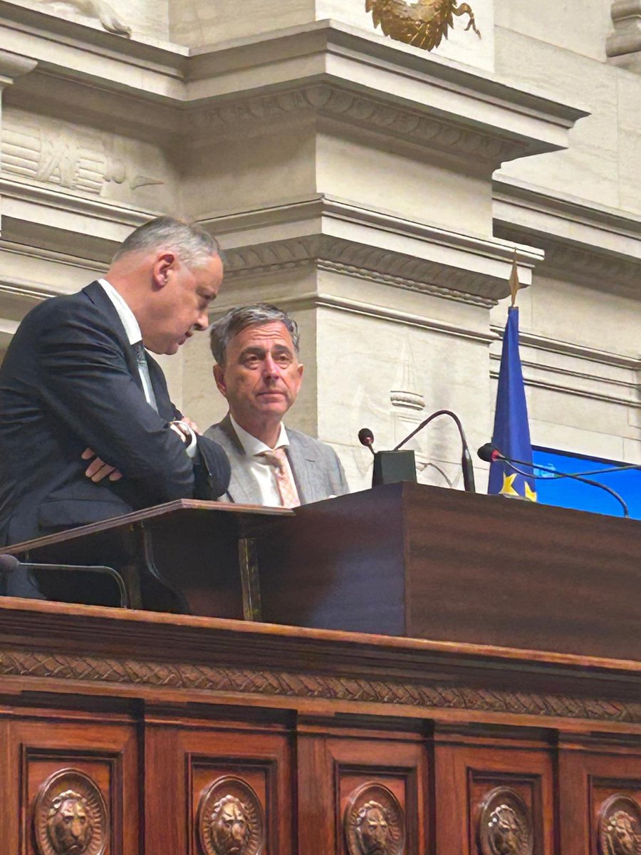 Koen Geens (@koen_geens1) on Twitter photo Vandaag hield <a href="/ServaisV/">Servais Verherstraeten</a> zijn laatste tussenkomst in het parlement. Hij is de beste fractieleider die we ons konden wensen. Hardwerkend, uiterst loyaal, altijd goedlachs en alom gerespecteerd. Zijn stempel op de politiek was 29 jaar lang enorm en zal dat altijd blijven. Vandaag hield <a href="/ServaisV/">Servais Verherstraeten</a> zijn laatste tussenkomst in het parlement. Hij is de beste fractieleider die we ons konden wensen. Hardwerkend, uiterst loyaal, altijd goedlachs en alom gerespecteerd. Zijn stempel op de politiek was 29 jaar lang enorm en zal dat altijd blijven.