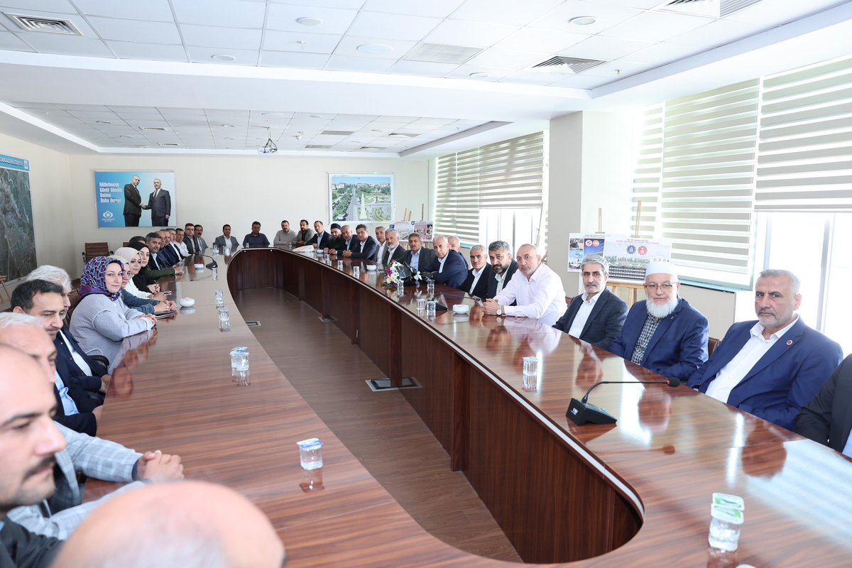 Madef olarak Sultangazi’de bulunan Malatya Dernek Başkanları ve Kanaat önderlerimizle birlikte Sultangazi Belediye Başkanlığına yeniden seçilen Sn.Av.Abdurrahman Dursunu makamında ziyaret ettik.

Yeni dönemde Sultangazi ilçemize hayırlı hizmetler yapmasını dileriz.