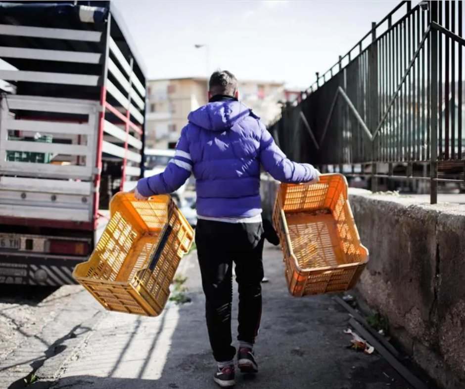 Dati Istat: diminuiscono le persone a rischio di povertà in base al reddito, ma aumentano quelle che si trovano in condizioni di grave deprivazione materiale e sociale. Queste persone sono 2.8 milioni e rischiano di cadere nel baratro della povertà da un momento all'altro.