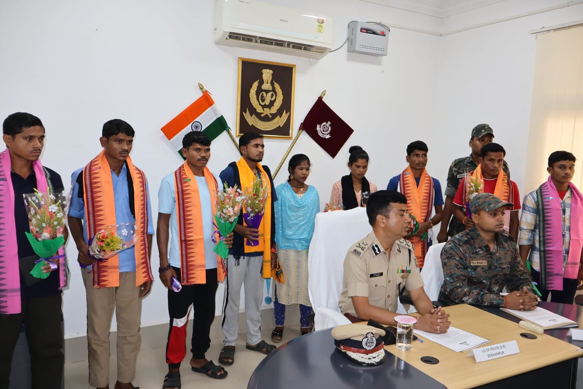The irresistible force behind the naxal surrender in Boudh, 'Swabhiman Anchal' being repeated in the district of Boudh Odisha where relentless operations by BSF has forced Naxals surrender. 9 Naxals surrendered in Boudh District . #BSF #BSFOdisha #NaxalFreeBharat
