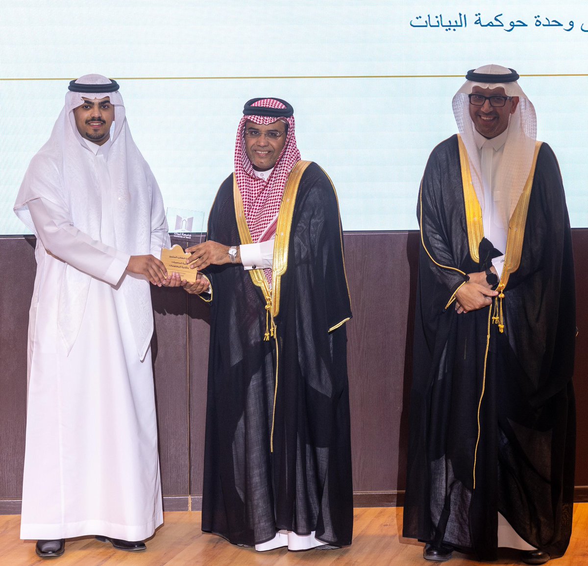 وبكذا اقدر اقول ختامها مسك🏂

ولله الحمد تم تكريمي اليوم من معالي رئيس جامعة تبوك
 أ.د. عبدالله بن مفرح الذيابي،  لحصولي على جائزة الطالب المتميز في كلية الحاسبات وتقنية المعلومات، لتميزي الاكاديمي وفي العمل بالانشطة الطلابية🎖️

ممتن جدا لعمادتنا <a href="/dsa_ut/">عمادة شؤون الطلاب بجامعة تبوك</a> على كل شي تقدمه لنا🤍