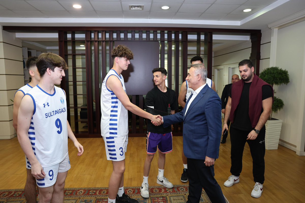 Bizim gençlerin maşallahı var 👏🏻😎⛹🏻‍♂️ Sultangazi Belediyesi Spor Kulübü U18 Erkek Basketbol takımımızı misafir ettik. U18 B Ligi Avrupa Yarı Finaline yükselen genç kardeşlerimi ve teknik heyetimizi tebrik ediyor, şampiyonluk yolunda başarılar diliyorum.