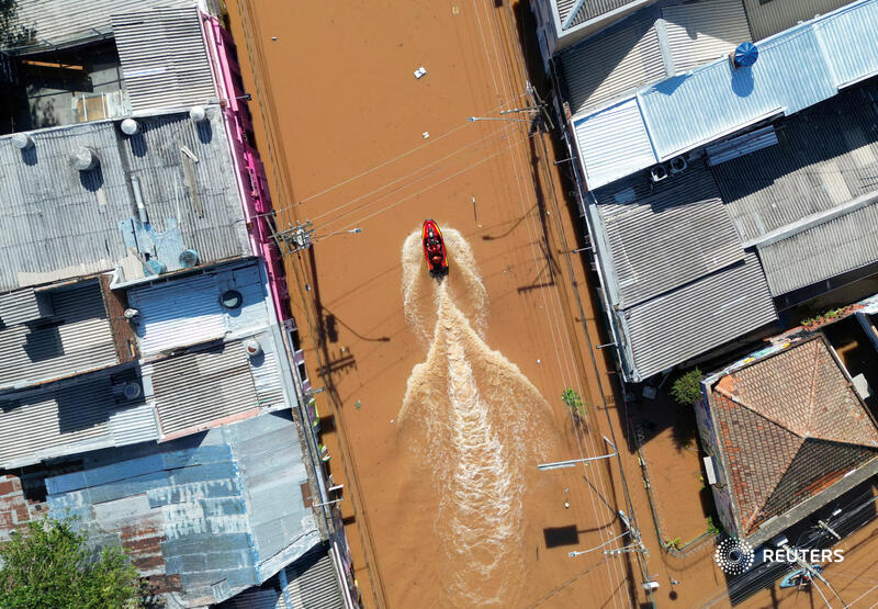 Rescue workers drive a boat in a flooded street in Porto Alegre, Rio Grande do Sul, Brazil reut.rs/3yeIbHu 📷 Diego Vara