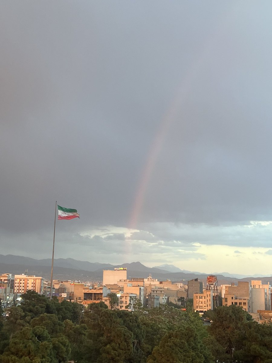 در مورد اینکه #پرچم_بالاست که نکته ای نمی‌مونه

رنگین کمان را هم برای زیبا تر شدن همون پرچمی که بالاست آوردم توو کادر