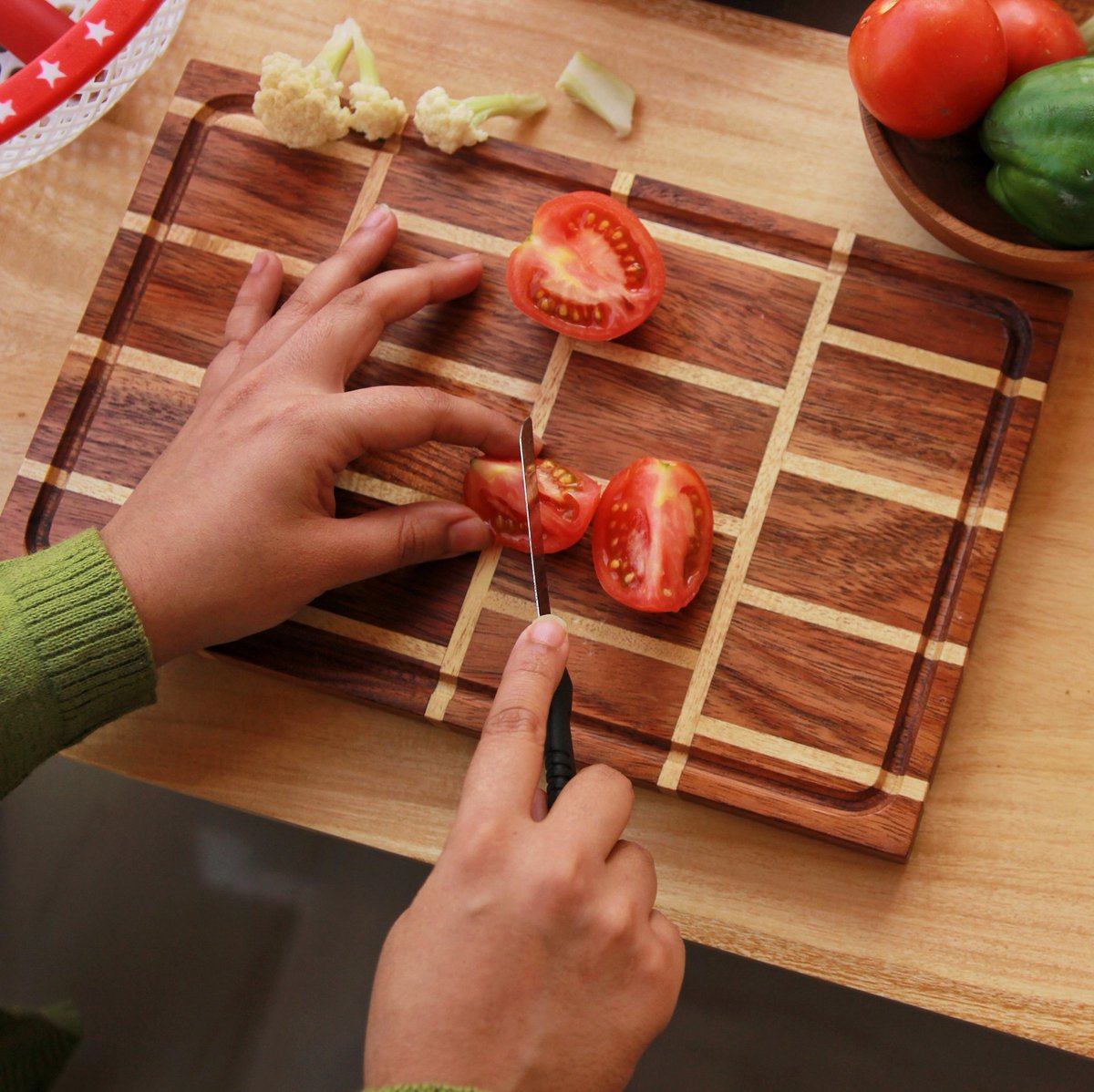 Give your mom the gift of endless memories and timeless elegance this Mother's Day with our wooden chopping boards. #MothersDayGift #PersonalizedChoppingBoards #ElegantKitchenEssentials #ThoughtfulGifts #MomApproved #giftsformom #momgifts #woodgeek #woodgeekstore
