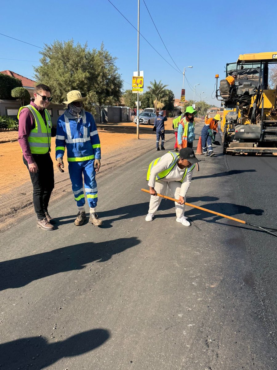 ⛏️ DA Mayor of Tshwane, Cilliers Brink, visited road expansion and upgrade projects in Mamelodi, Nellmapius and Lynnwood. Working with partners in the private sector, the City is proiritising service delivery, making steady progress and reaching more communities everyday.