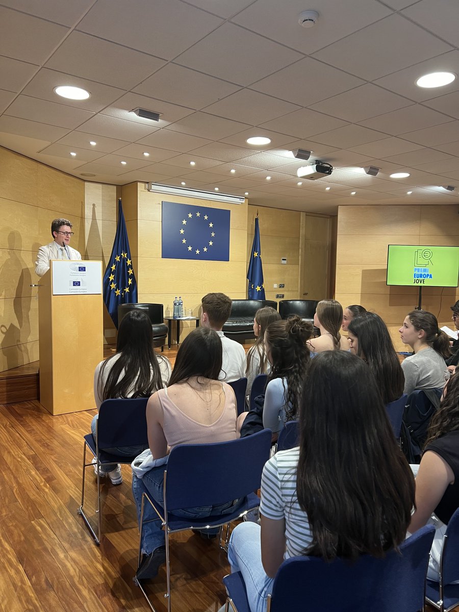 Comença l'acte de lliurament de premis a joves estudiants a la Seu de la @ComissioEuropea de Barcelona. Avui fem l'entrega dels premis als treballes de recerca #EuropaJove i als projectes audiovisuals 'Què és per a tu Europa?'.