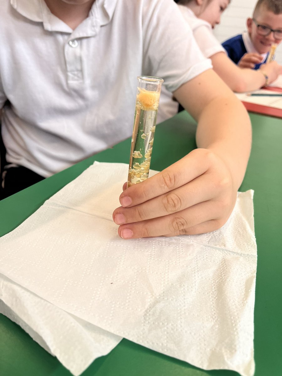 P5a were busy this afternoon carrying out a science experiment to make mini lava lamps! 🧪 We had so much fun! 🤩 🫧