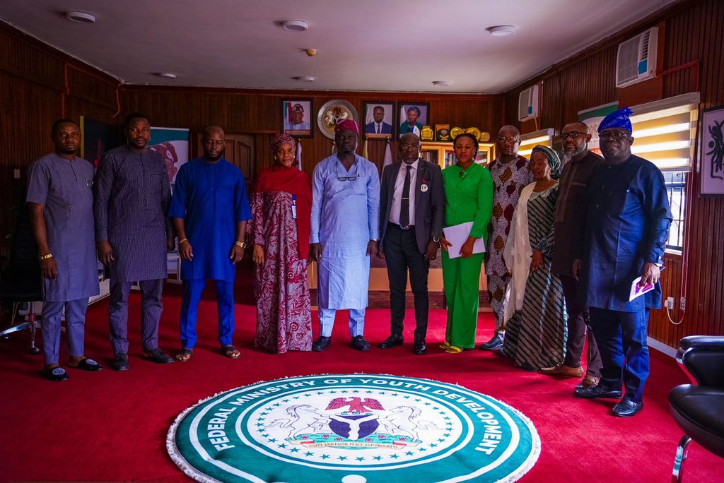 Minister of State for Youth Development, Ayodele Olawande, yesterday received the leadership of the Nigerian Youth Organization (NYO) in his office. The group discussed ways of possible partnership with the ministry on youth development across the country while… (1/2)
