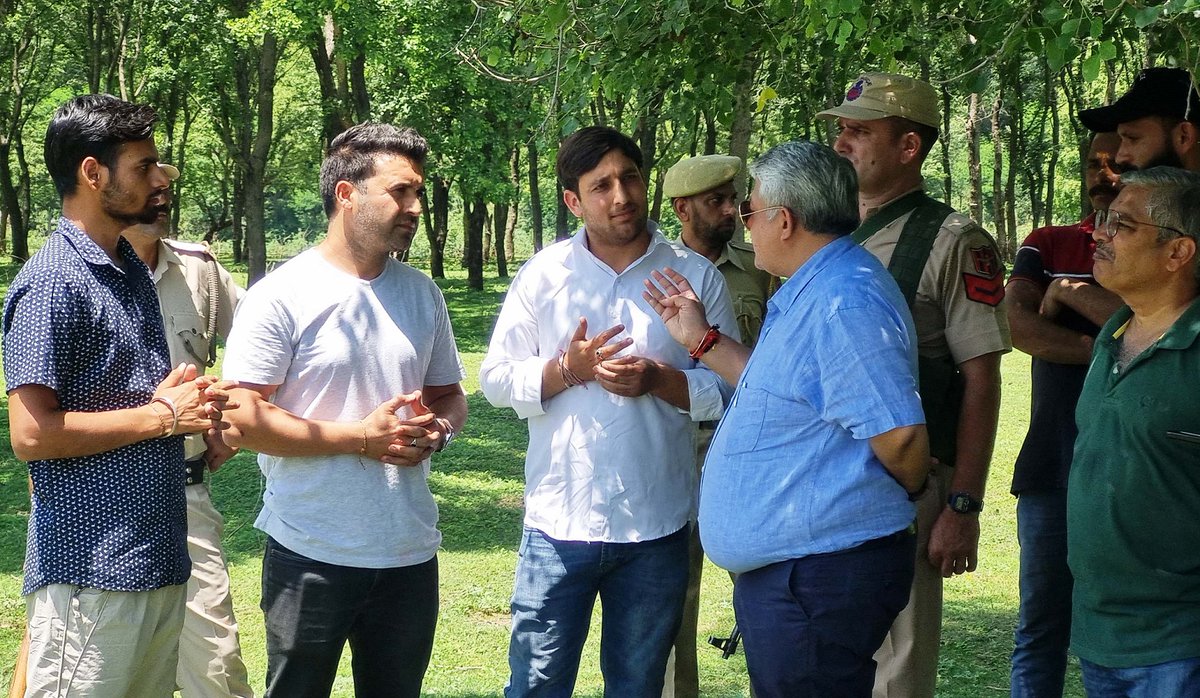 District Development Commissioner Reasi, Vishesh Mahajan, visited Chnkha today and interacted with the local youth, urging them to actively participate in the development and promotion of the area as a tourism hub.

@DMReasi @diprjk