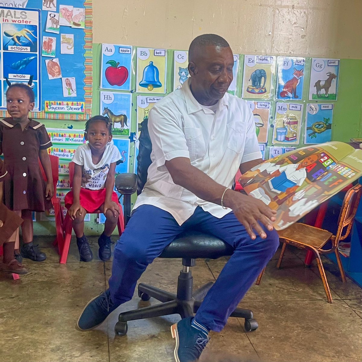 On Read Across Jamaica Day (May 7), Mayor Swaby interacted with students at the Nannyville Early Childhood Institution. Read Across Jamaica Day continues to contribute to the educational development, social growth, and overall well-being of our children.