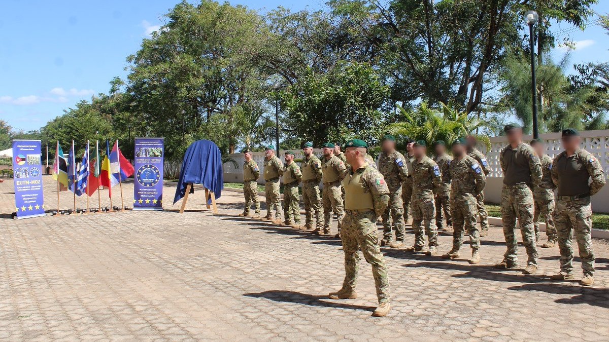 Congratulations!👏
#EUTMMOZ CTG Navy Captain Vito de Giorgi congratulate 1️⃣ FADM officer that played an important role training QRF.
To thanks the cooperation we handed a symbol of Special Hunters to display wherever it dignifies this troop of fearless warriors!
@eu_eeas @EUinMoz