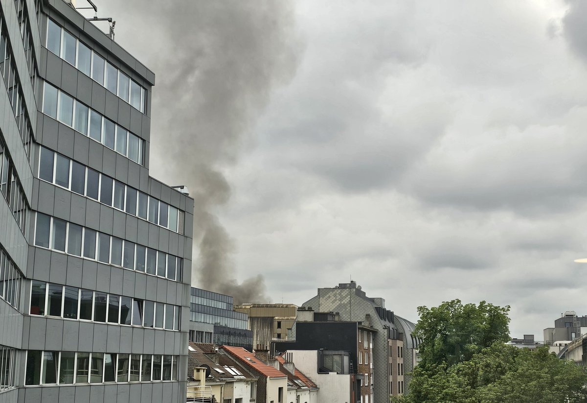 An explosion has been heard next to the Schuman rondpoint area in the EU bubble district, and there's smoke out of a building in Rue Breydel/Rue Belliard