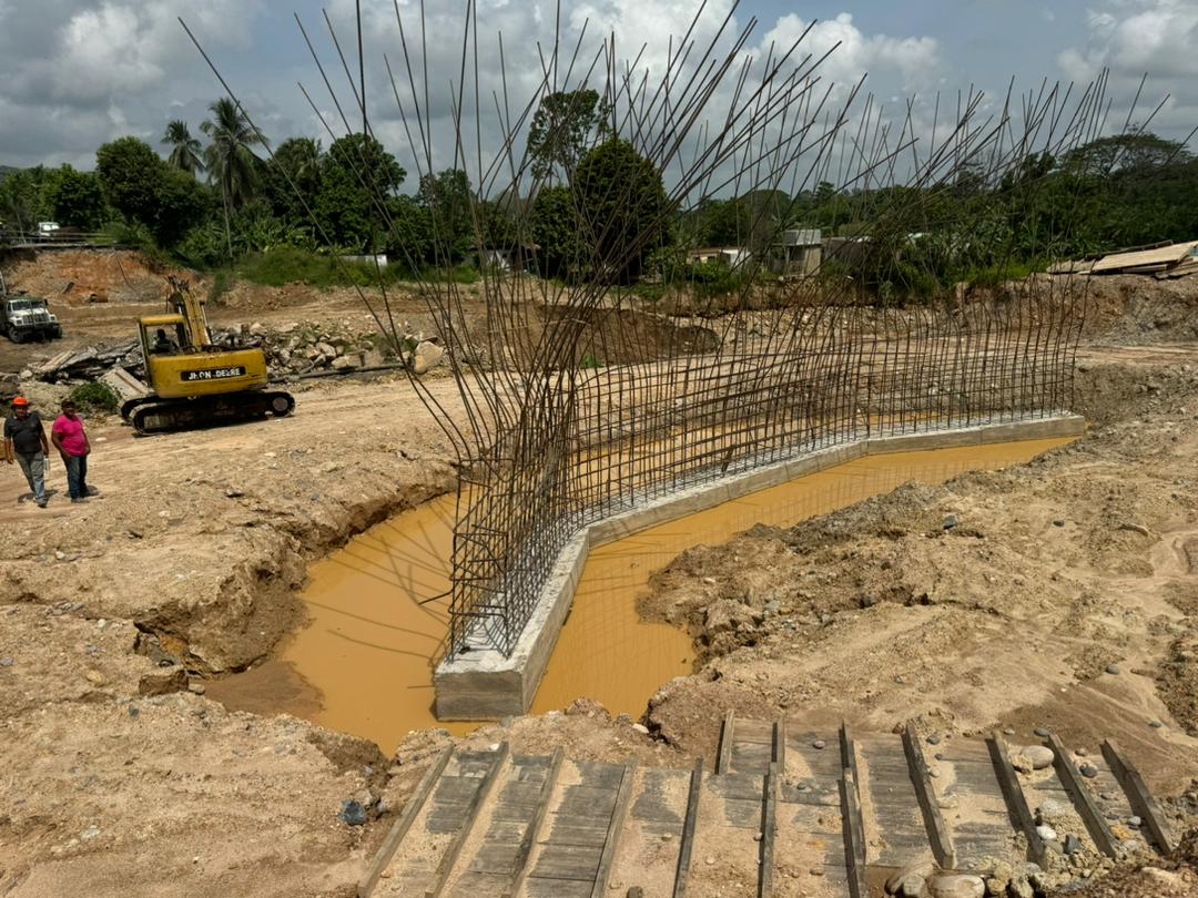 #DeInterés | El Gobierno Bolivariano en el estado Mérida, avanza con la rehabilitación de la vialidad andina, comprendiendo 5 tramos desde la Av. Don Pepe Rojas hasta el Puente Escalante, ubicado en el municipio Alberto Adriani. #NadieDetieneAlPuebloValiente