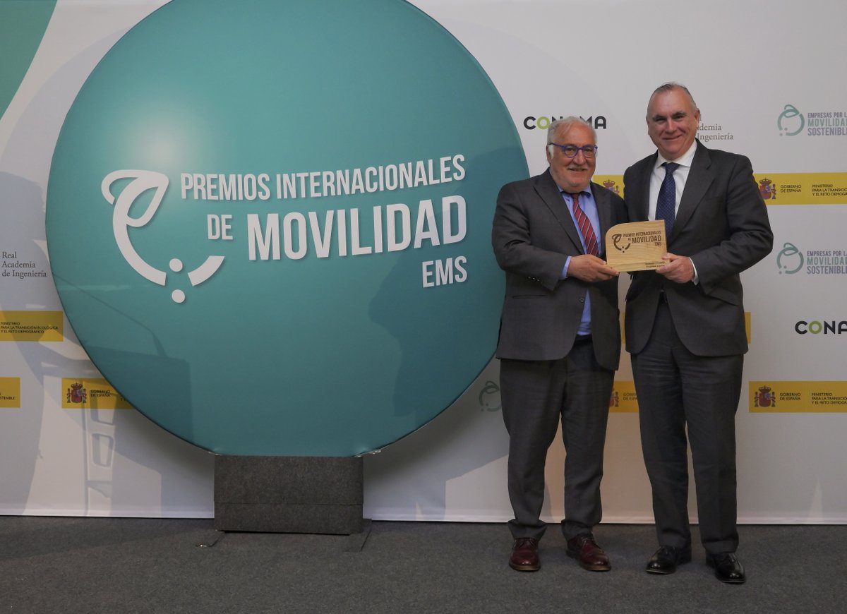 EMTmadrid's tweet photo. 🏅 EMT ha sido galardonada en los #PremiosMovilidad de @PlataformaEMS por su proyecto #BusRapid, la innovadora línea 100% eléctrica con plataforma reservada y priorización semafórica.

✳️ Estos galardones distinguen las buenas prácticas e iniciativas en #movilidadsostenible. https://t.co/8dxzOHkG2G