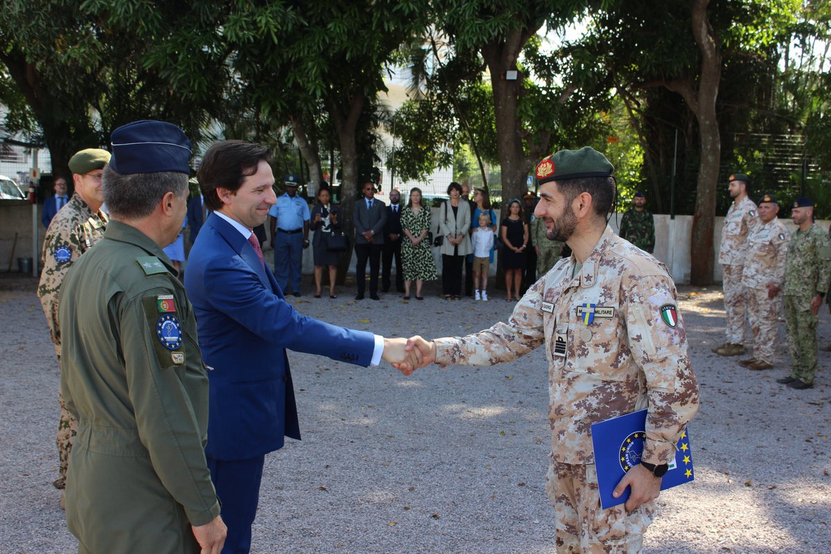 Time to say goodbye to our Chief Training Group 🇪🇺💪🛫
#EUTMMOZ MFCdr MGEN João Gonçalves had the privilege to recognize the exceptional service of 🇮🇹 Navy Capitain Vito De Giorgi from @ItalianNavy.
Thank you for your professional contribution to the mission!👏
@eu_eeas @EUinMoz
