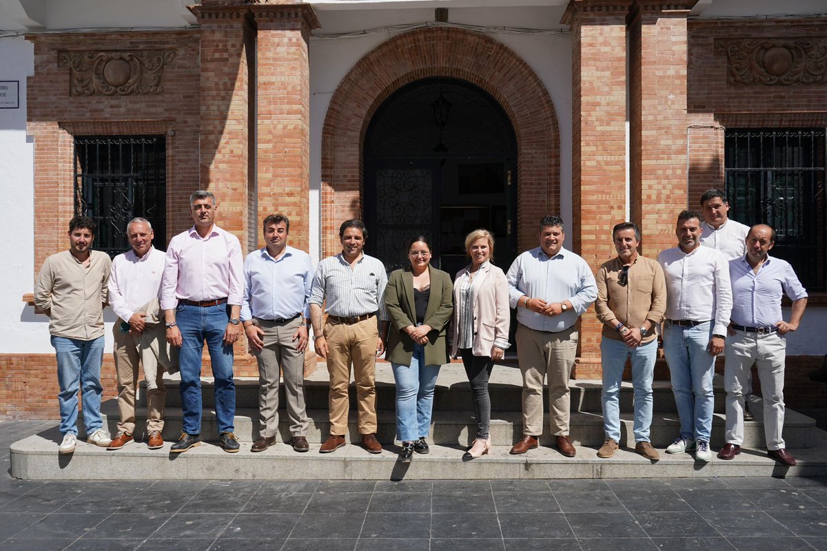 Los diputados @baquerodelcan y Arturo Alpresa han visitado el castillo de #Aroche junto al jefe de servicio y al director del área, Félix Sancha y Juan Antonio Estrada, respectivamente, al asesor José Tomás Paulino, y a personal técnico, para conocer el avance de la restauración.