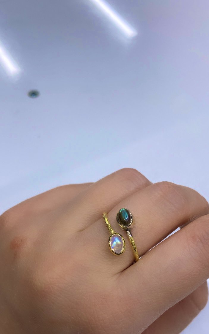 Bugün atölyemde üretimini başlattığım "twin flame" modelim ♥️ İkiz alevlerden ilham alarak birbirinin etkisini tavana çıkaran doğal taşlarla çalışacağım 🧚🏻‍♀️
