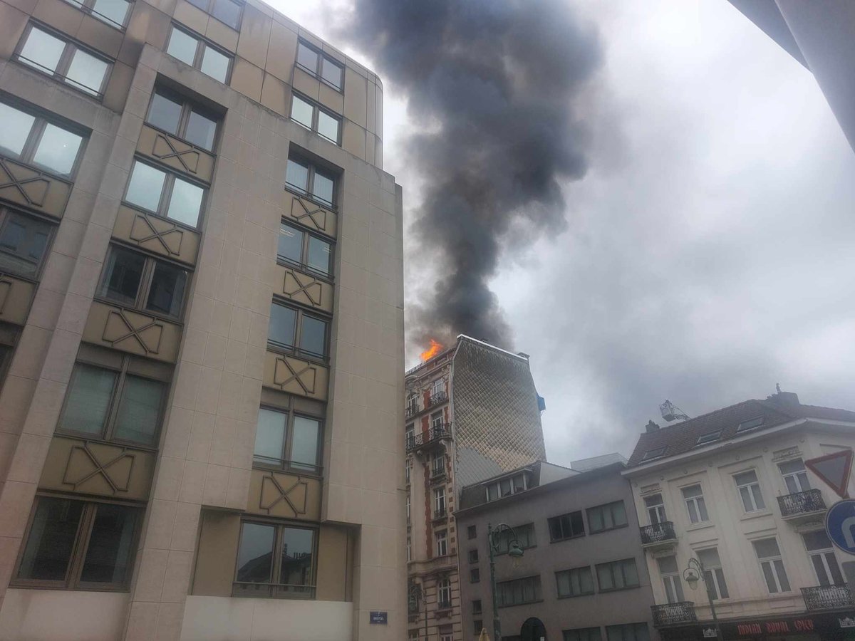 Βρυξέλλες, πυρκαγιά και έκρηξη στο κτίριο δίπλα στα γραφεία μας