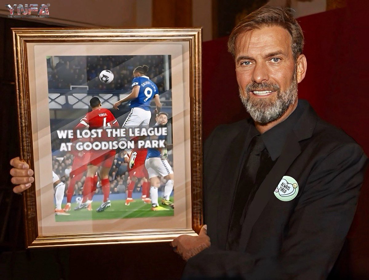 JURGEN KLOPP PROUDLY SHOWING OFF HIS LEAVING PRESENT…. #Everton #EFC #COYB #ETID #NSNO #UTFT #BramleyMoore #EVELIV #PremierLeague #DCL #Dyche