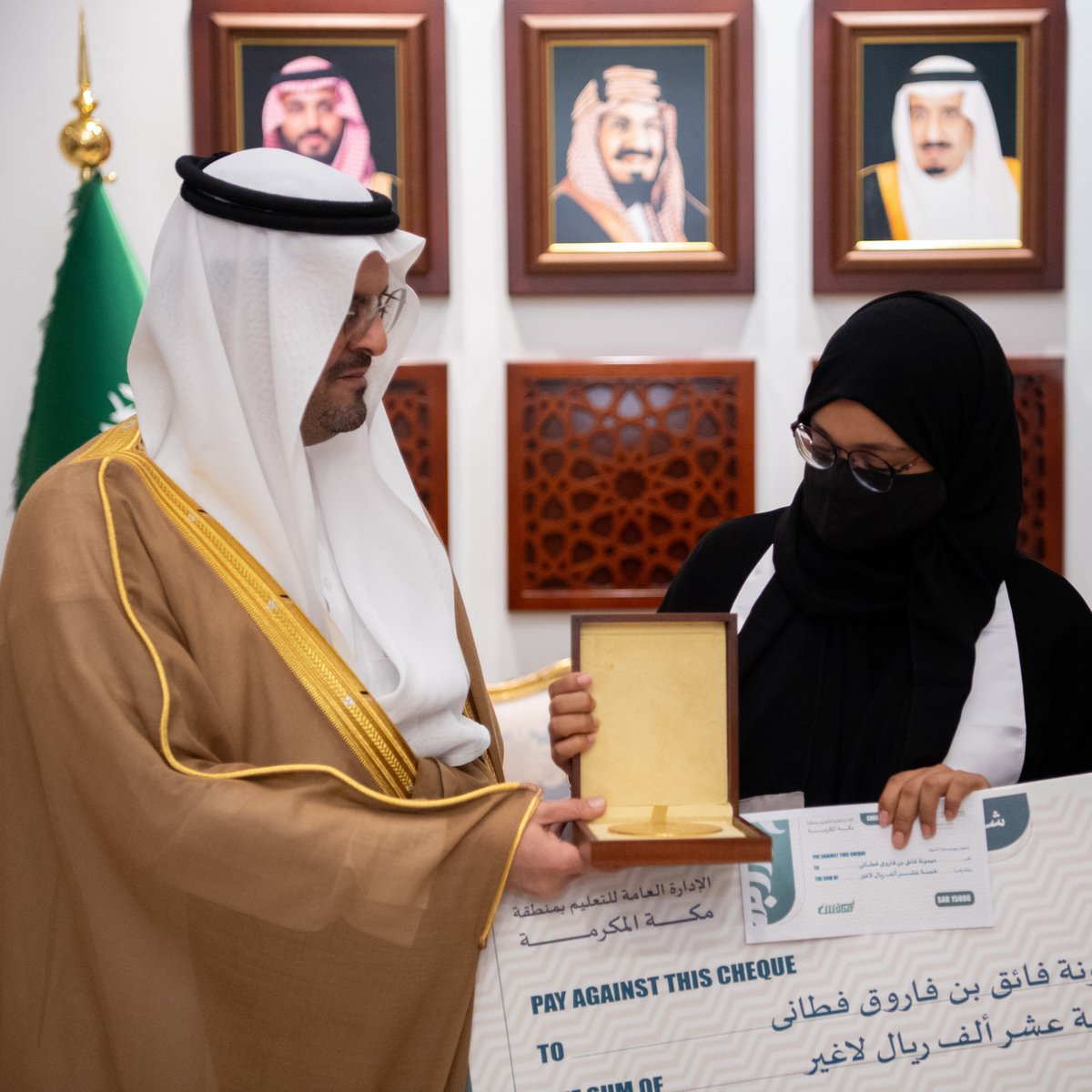 #صور 2️⃣
نائب أمير منطقة مكة الأمير
#سعود_بن_مشعل_بن_عبدالعزيز
يُكرّم 19 طالبًا وطالبة من تعليم المنطقة، لتميزهم في مبادرة "منافس" 2023