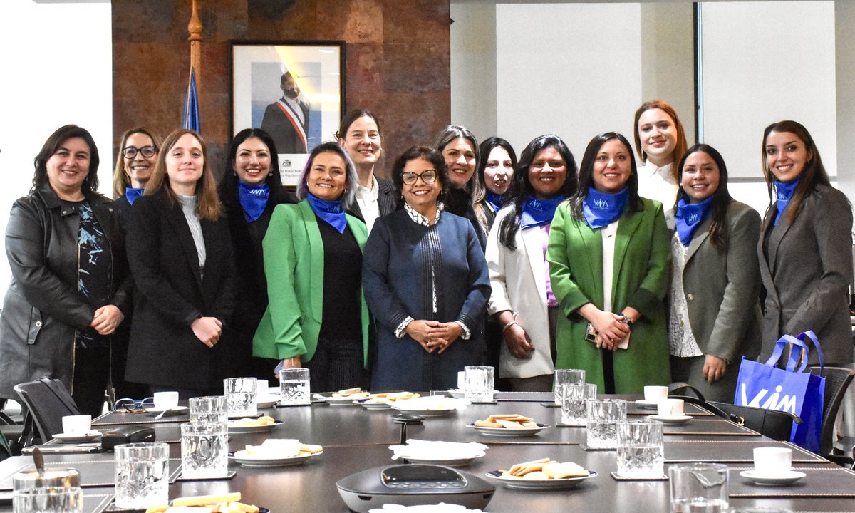 RevistaParentes's tweet photo. Ministra Williams se reúne con comitiva de mujeres mineras que viajarán a Alemania.
https://t.co/hLZKmwRXB8 https://t.co/X2exVlGbHO