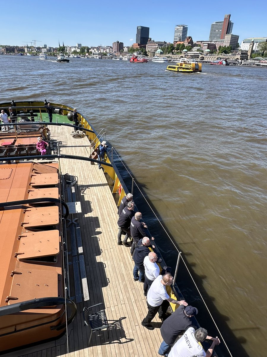 Een prachtige dag, aankomst Hamburg met <a href="/elbe1959/">Zeesleper Elbe</a> #Hamburg #Hafengeburtstag24